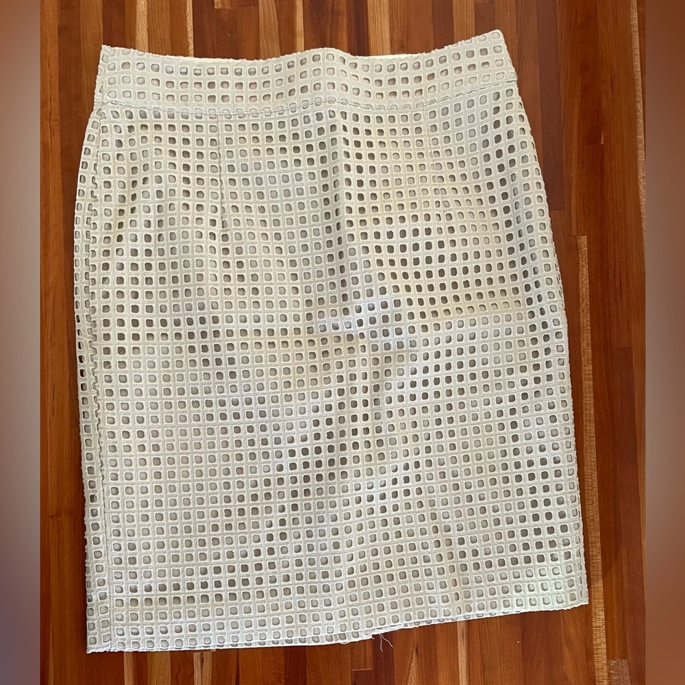 Banana Republic spring pencil skirt. Size 6. Champagne color.